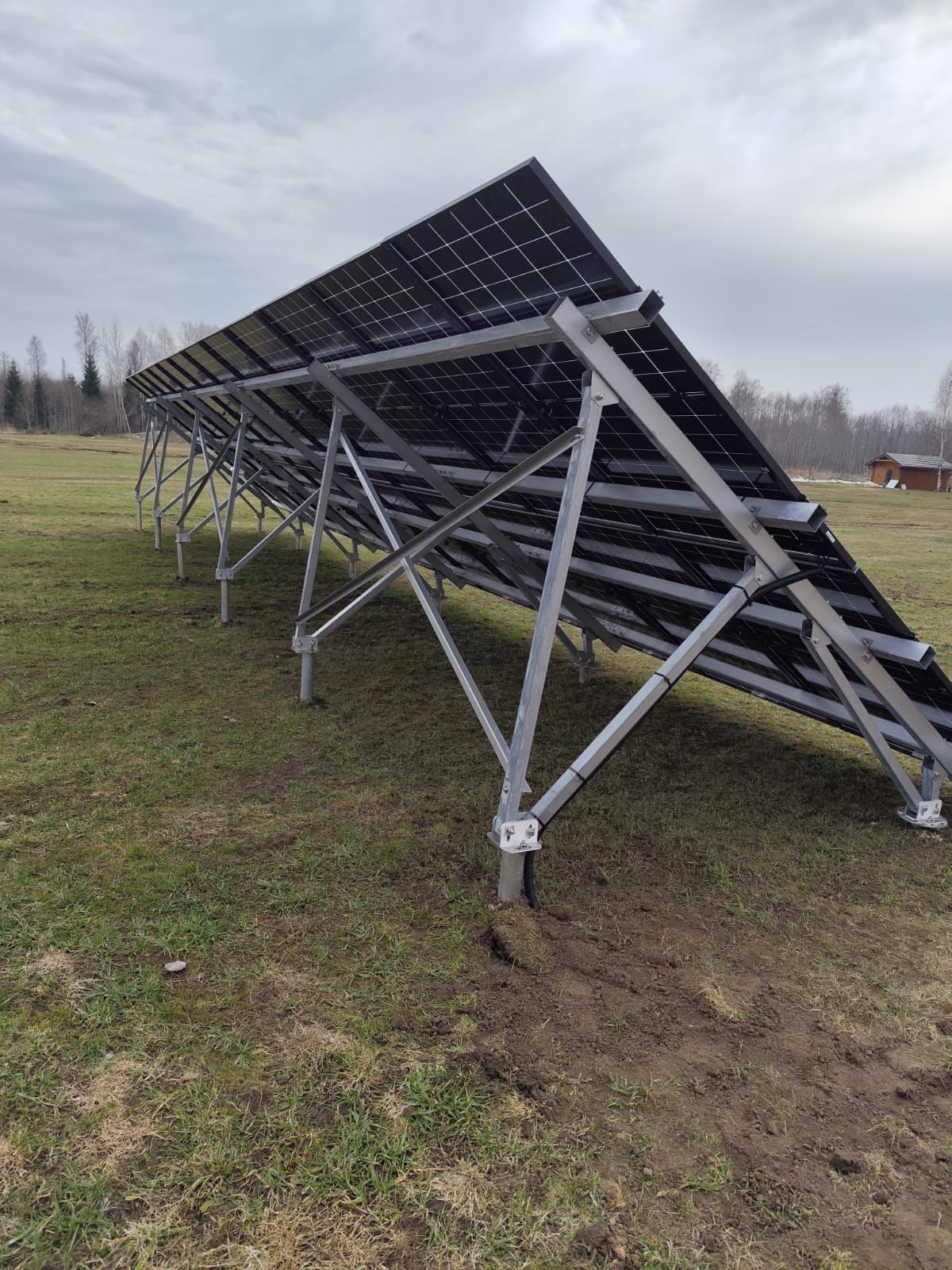 Antžeminės saulės elektrinės konstrukcija iš galinės pusės