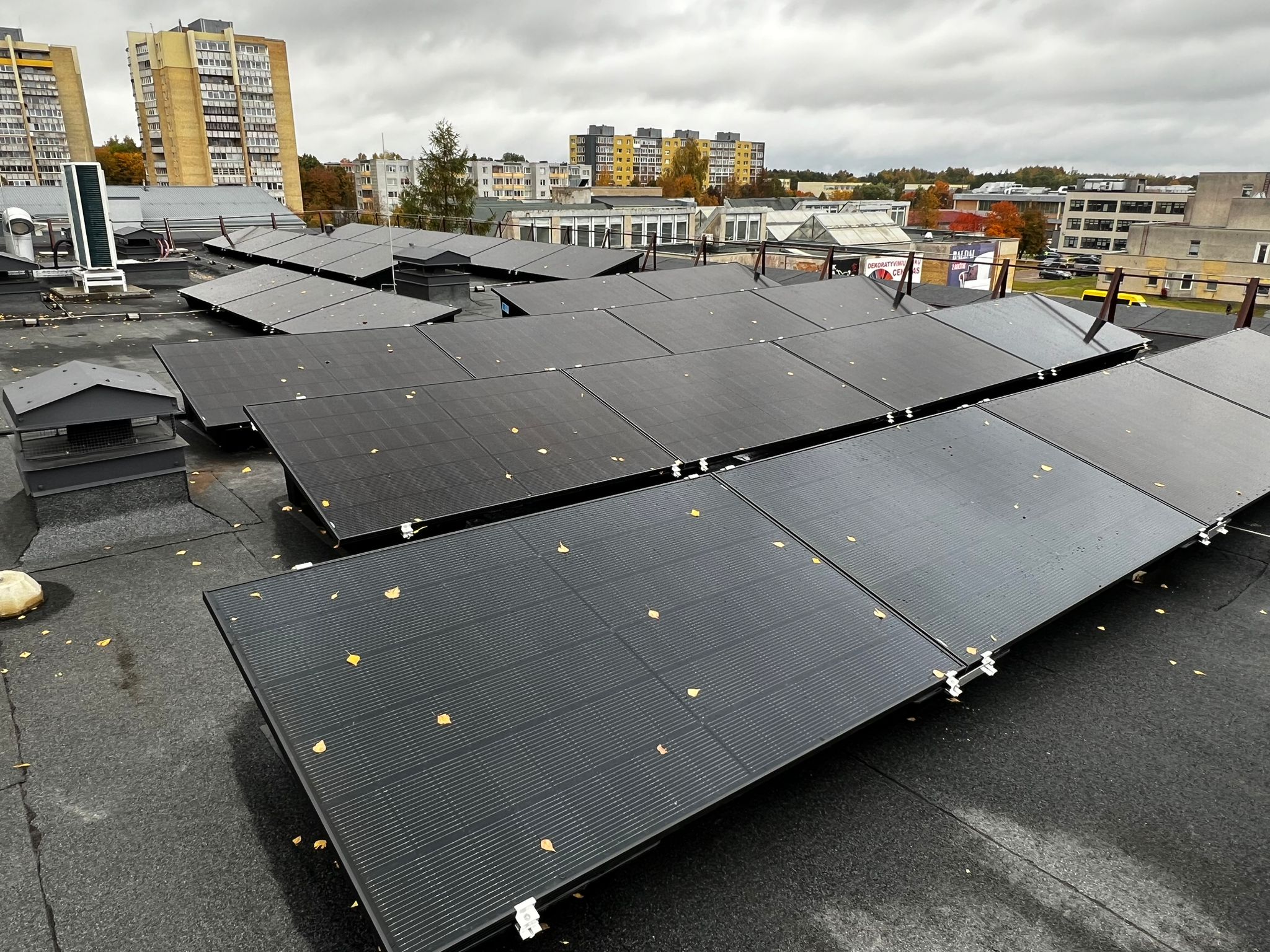 Šiaulių Senojo bokšto klinikos saulės elektrinė ant plokščio stogo